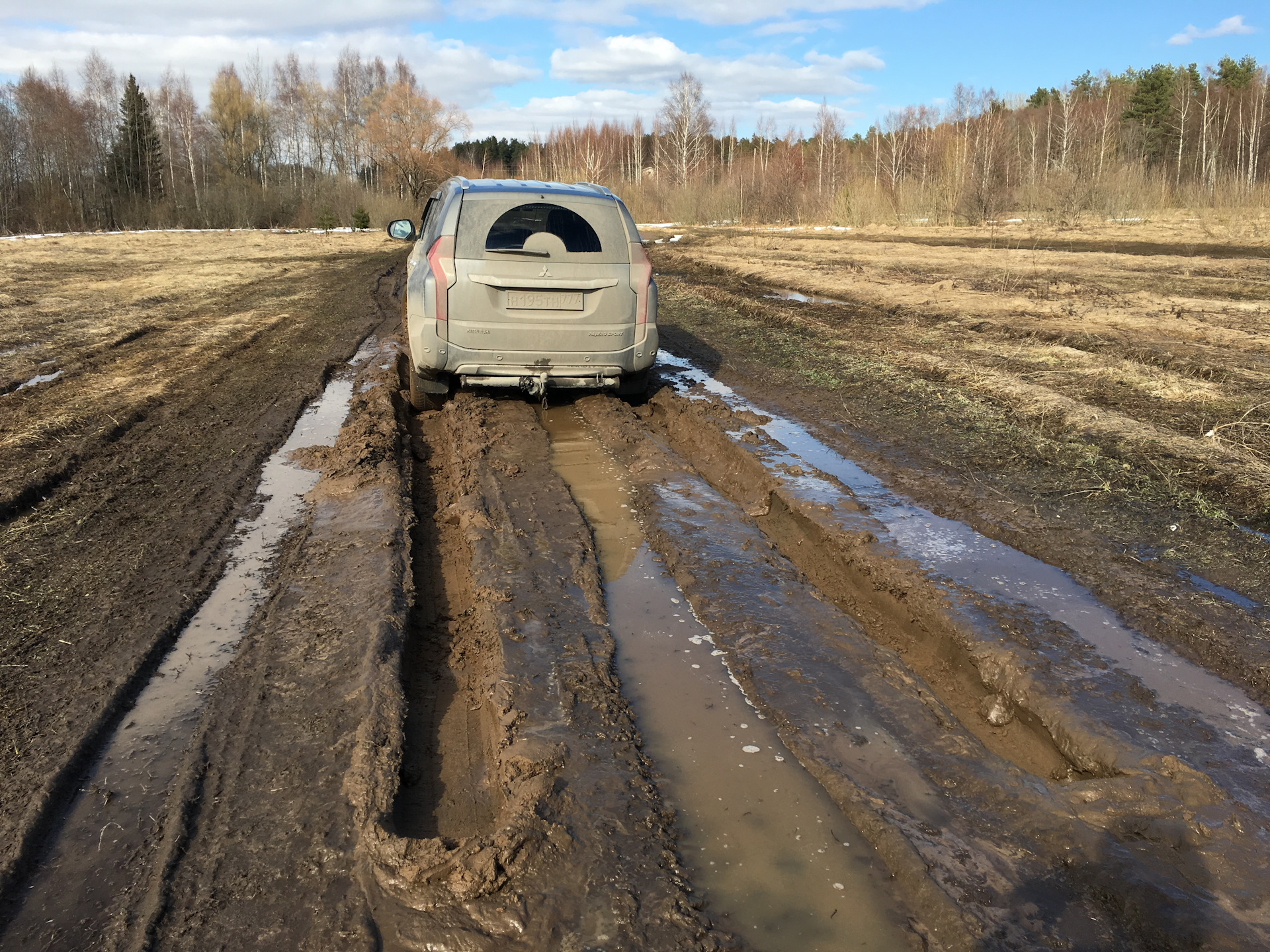 Ехать по грязи. Паджеро 3 в грязи.