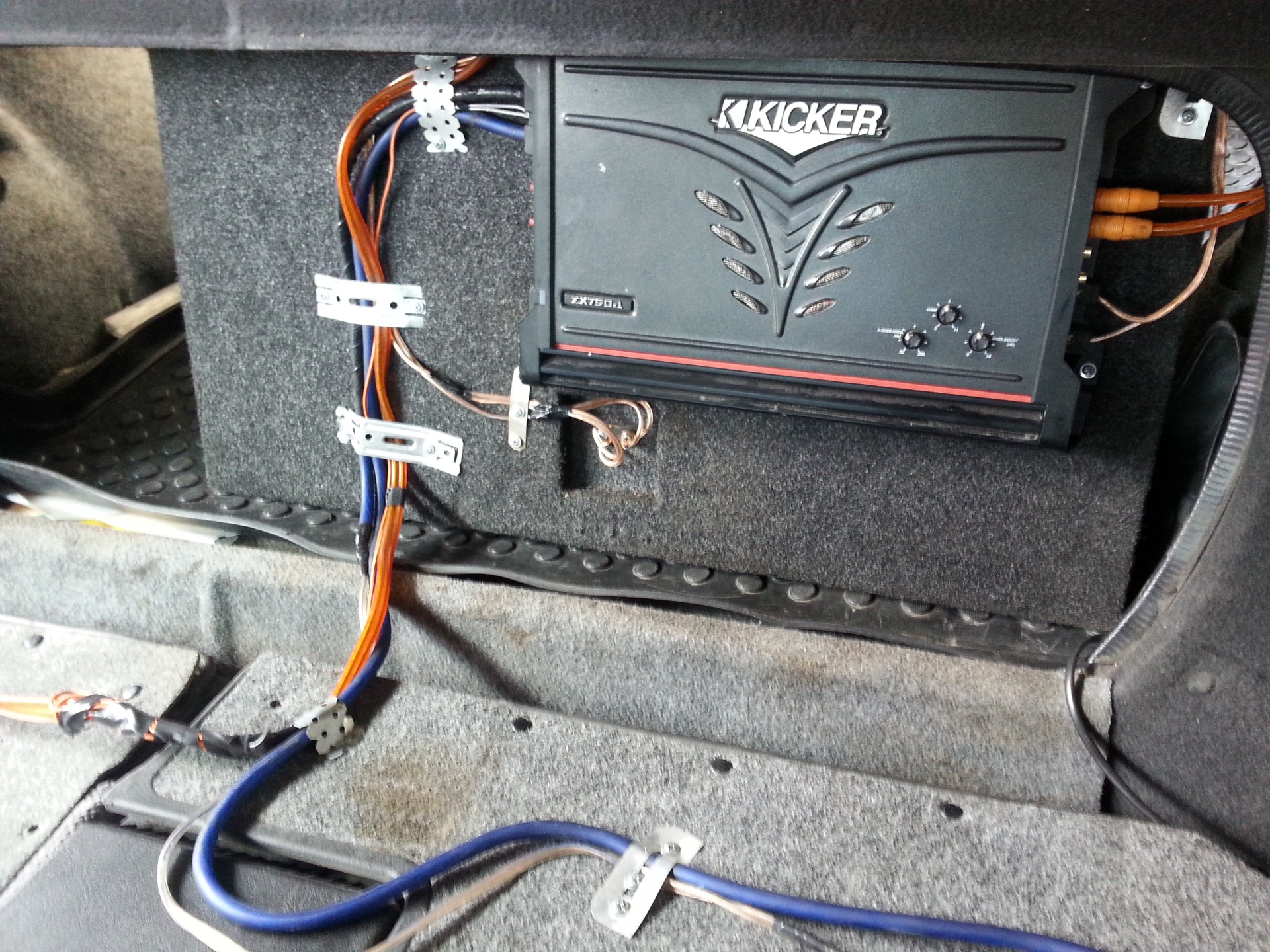 просады напряжения автозвук. минусы саб. минусы саб. саб под сиденье ford focus 2. минусы саб.