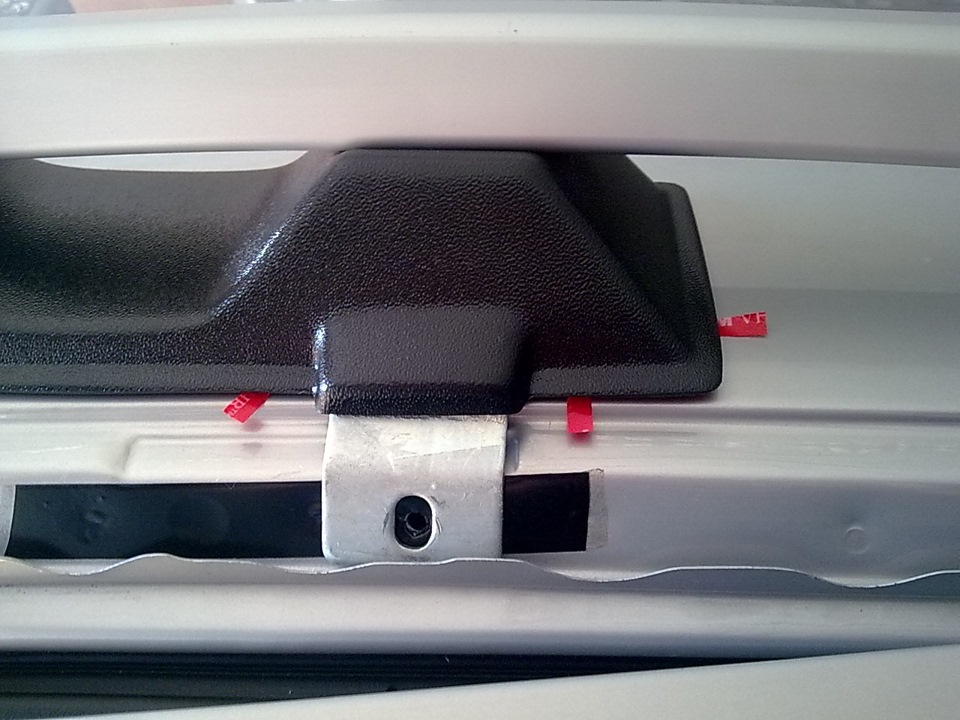 Разметку можно и не делать, предварительно прикинуть на глазок и клеить. Кстати в инструкции даются хорошие и полезные рекомендации как клеить двухсторонний скотч- на фото видно — Lada Granta