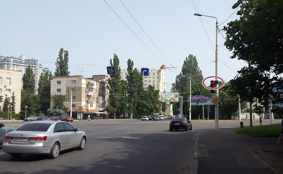 Вот, кстати, интересный вариант проезда светофора. Если есть маленький знак, с нарисованой зелёной стрелочкой, то поворот направо разрешён даже под красный. Так на большинстве перекрёстков, кроме самых загруженых магистралей. И в данном случае водитель БМВ ничего не нарушает. Очень удобно! Почему в России до этого ещё не додумались? — Mercedes-Benz G-Class (W463 1G)