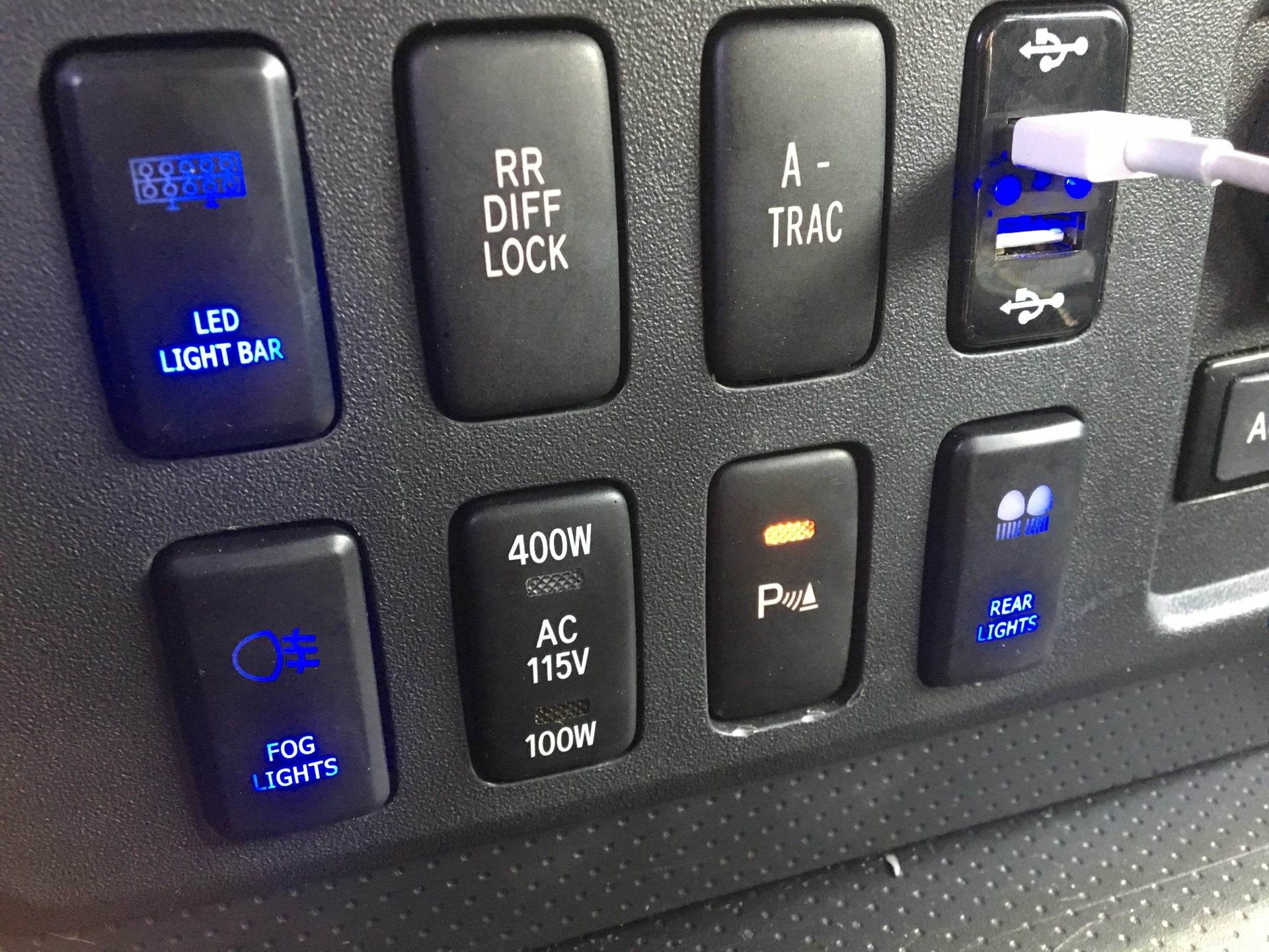 Купить кнопки отключения. Кнопка Тойота 158749. Штатная кнопка включения блокировки FJ Cruiser. Toyota FJ Cruiser панель кнопок.
