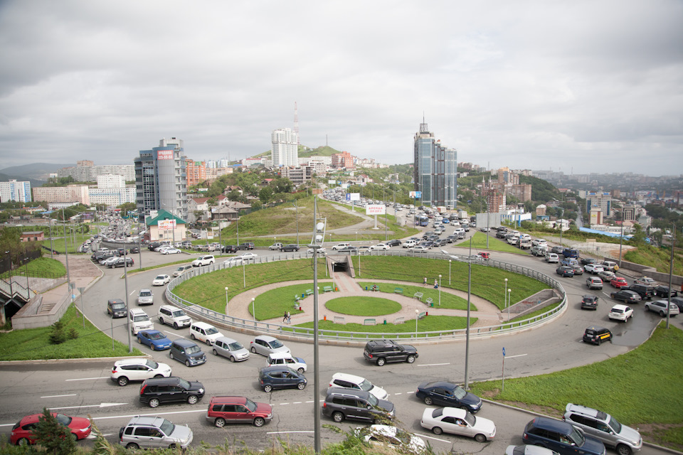 А сам Владивосток — город автомобилей, автомобилей с правым рулем конечно же и никак иначе)) — Toyota Crown (S130)