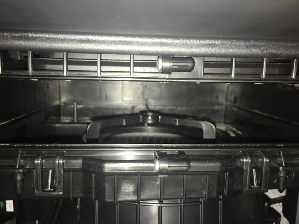 Чистим влажной салфеткой пыль со стенок которую пропускало старое УГ — KIA Optima (4G)