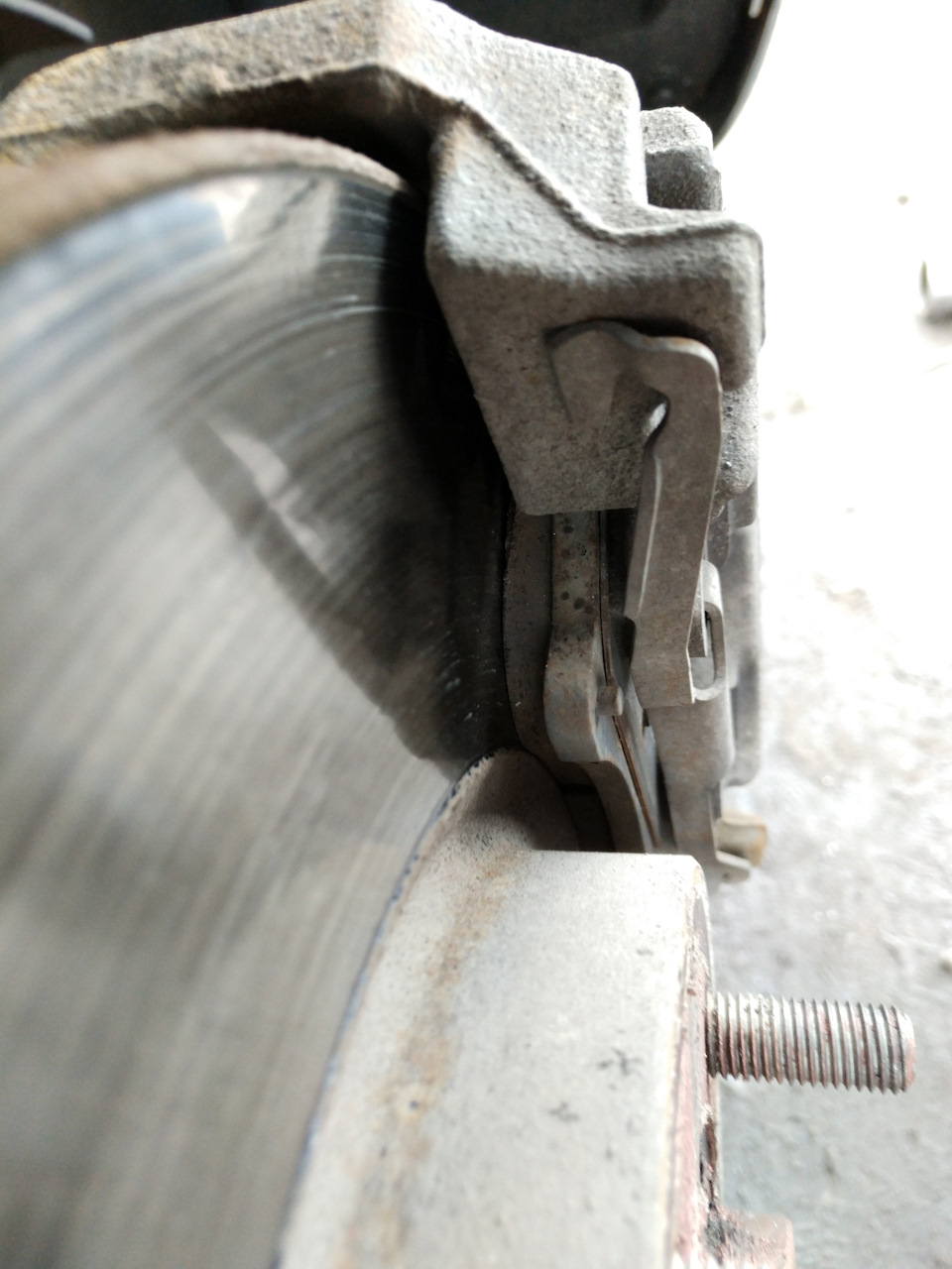 Передние колодки (внешняя), остаток 5 мм. — Ford Mondeo V