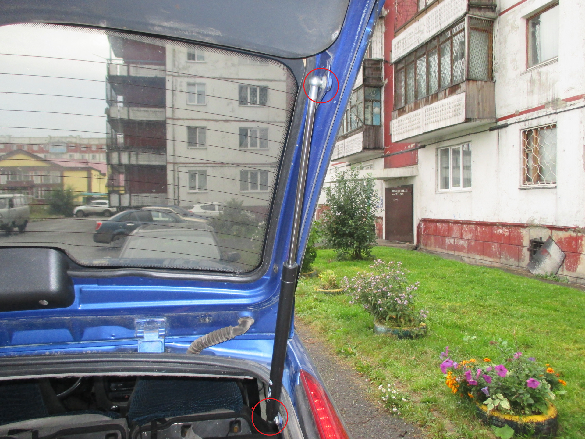 Падающая крышка багажника ) — Lada Калина хэтчбек, 1,6 л, 2006 года ...