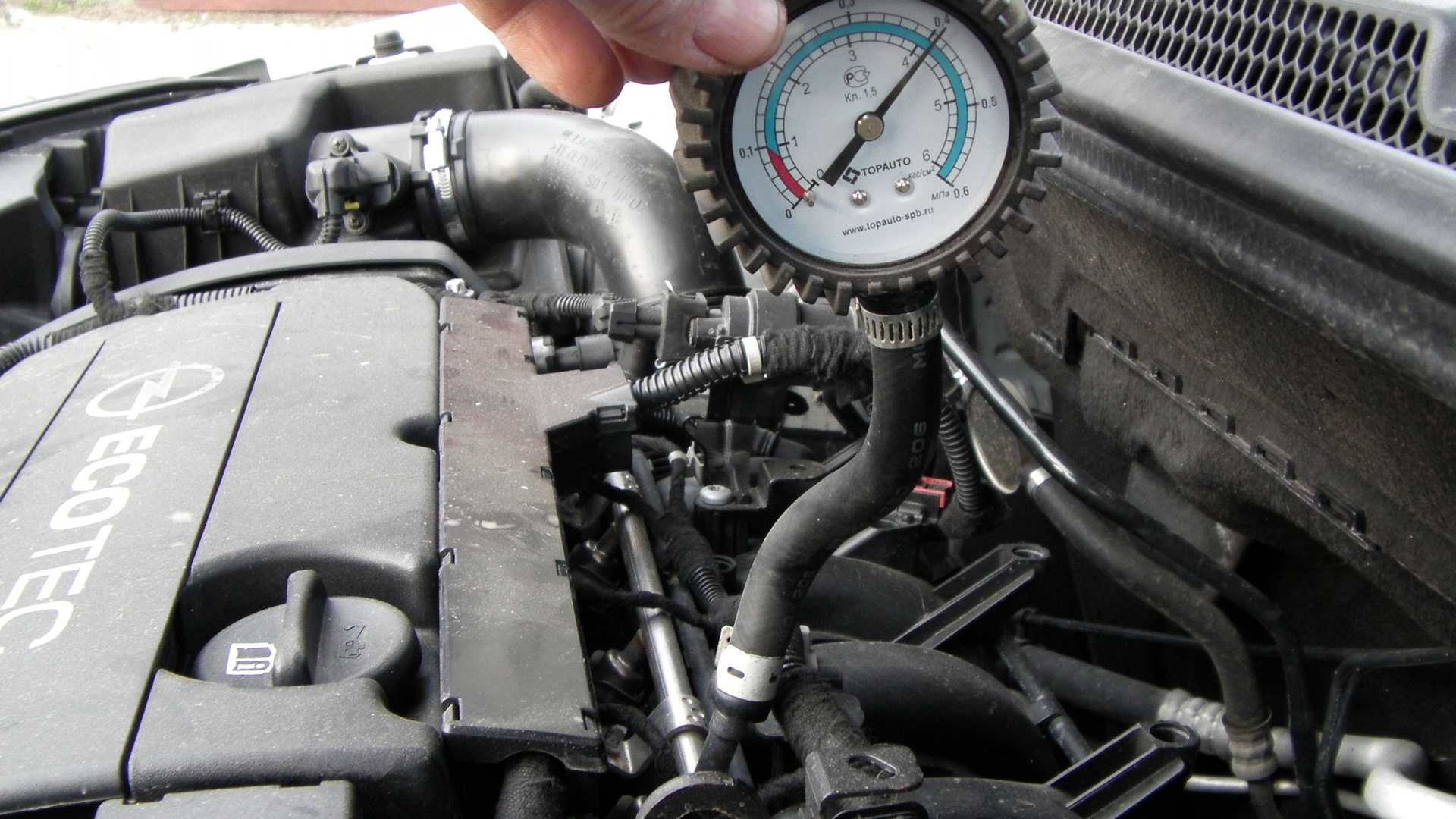 Должно ли падать давление в топливной рампе при заглушенном двигателе опель