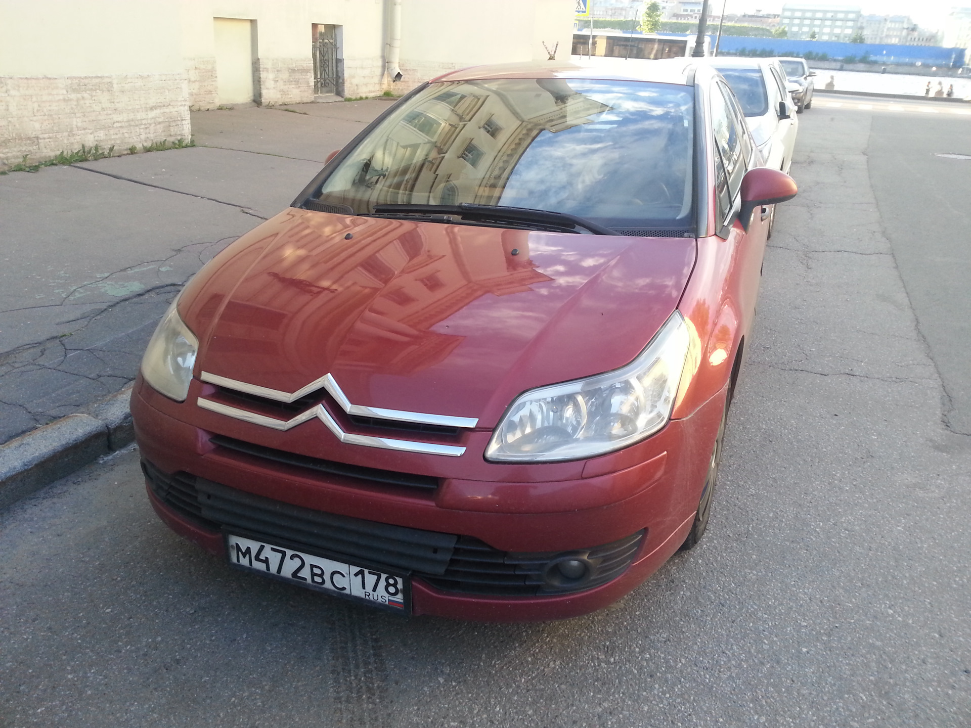 Наезд на стоящее тс. Citroen c4 помят. Ситроен с4 2010 пятна на капоте.