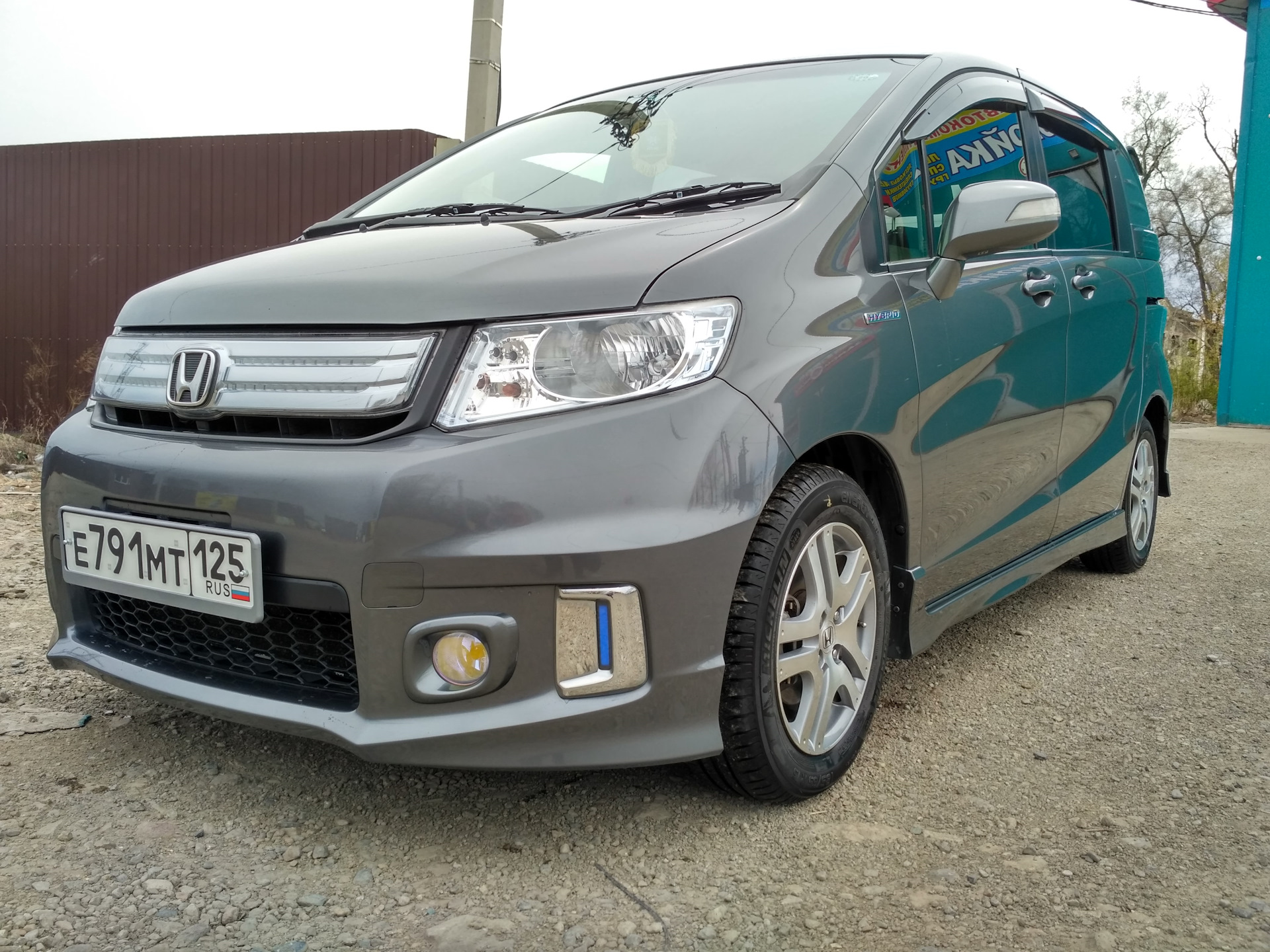 Бампер хонда фрид спайк. Хонда Спайк 2015. Honda freed Spike Hybrid. Honda freed Spike 2015. Honda freed Spike ходовые огни.