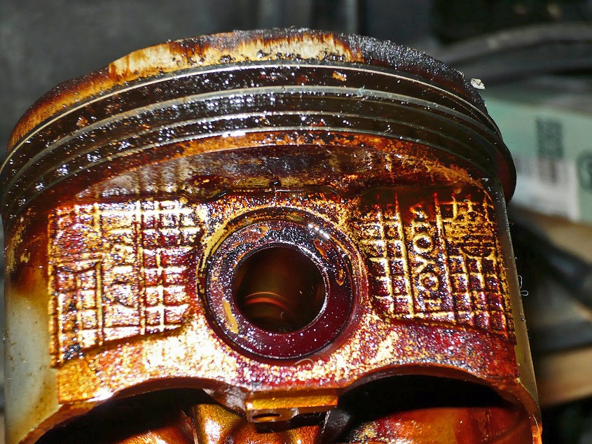 Сильно ест масло. Как выглядит поршней Скания 4120 после установки газа. Масло попадает в цилиндр - как выглядит поршень. Как выглядят поршня ил 2. Как выглядит поршень в двигателе норма.
