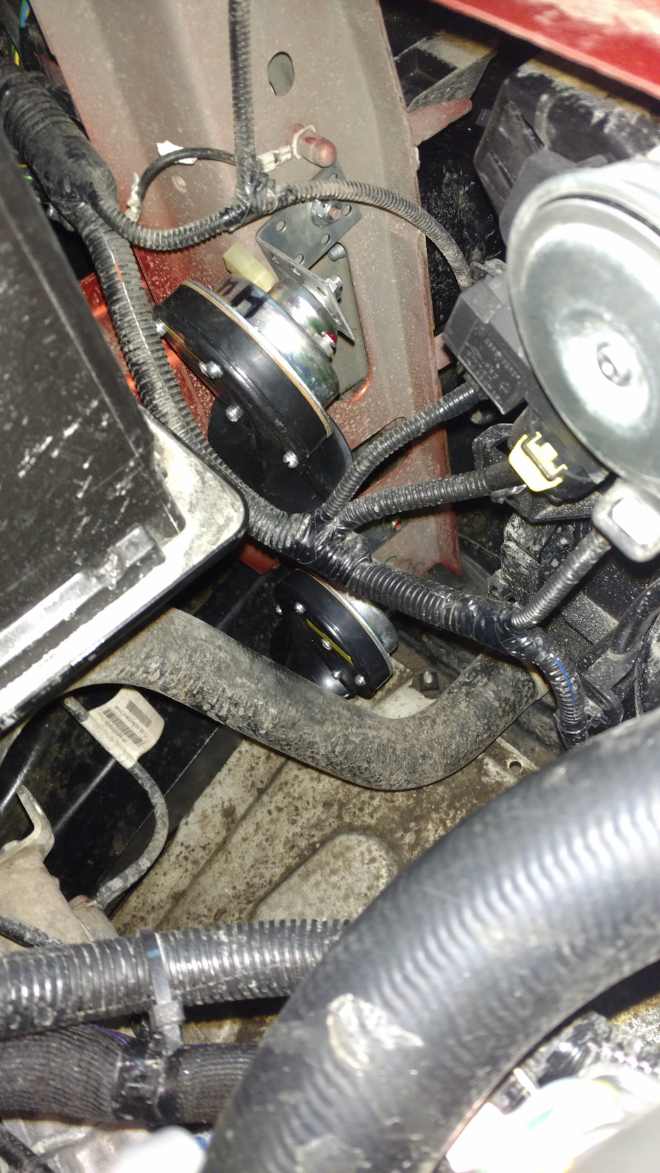 Прошу оценить степень засранности подкапотки… За месяц! — Lada Vesta SW Cross (1G)