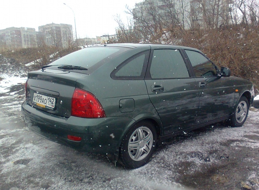 Lada Priora хэтчбек зелёная