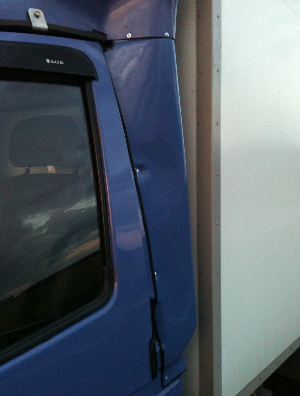 Уши спойлера газель. Боковые уши спойлера на газель некст. Крепление спойлера газель 3302. Обтекатель кабины левый газ 3302. Уши спойлера газель.