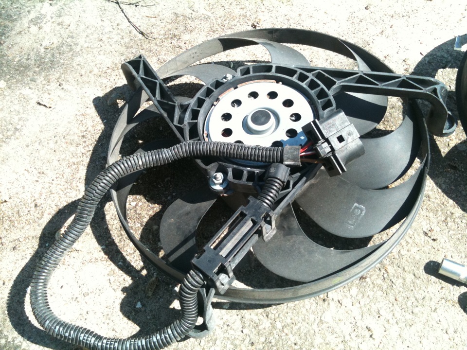 сломанный вентилятор. горящий ветряк. вытяжка с датчиком дыма. ветряки катастрофа. вентилятор с датчиком дыма.