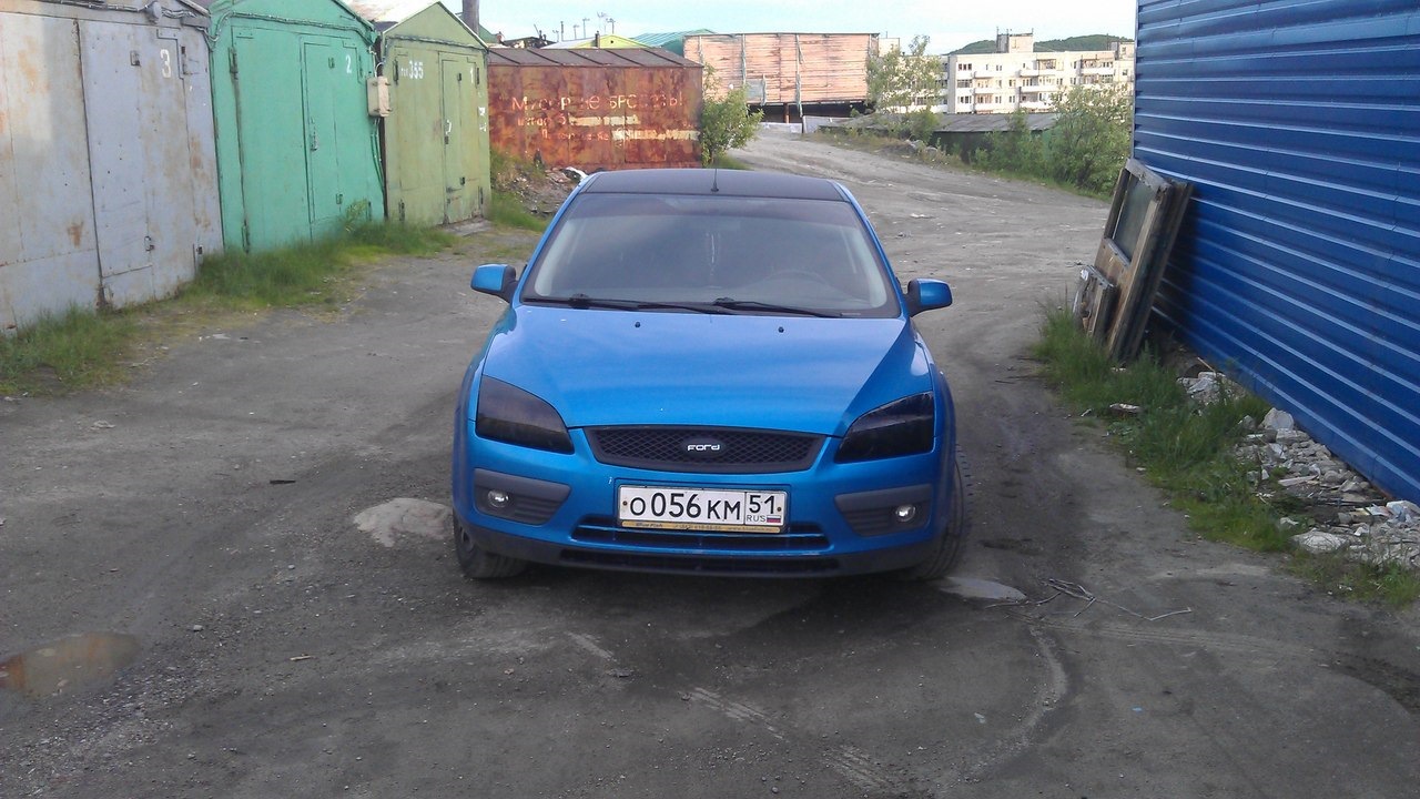 Синий Ford Focus 2 седан в пленке