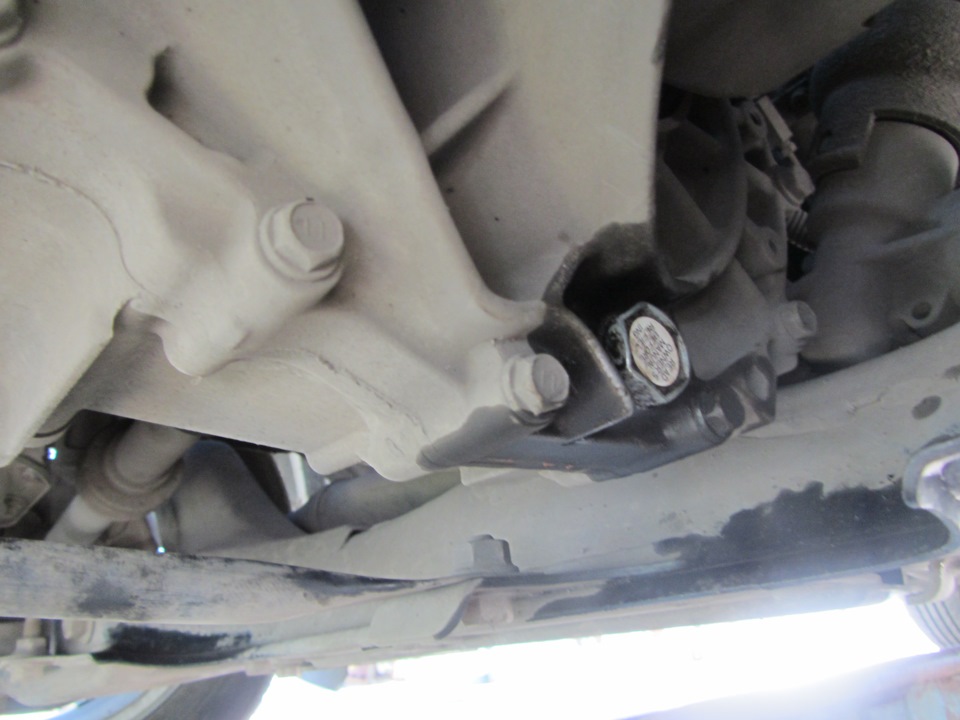 Сливные отверстия в порогах Тойота Королла 150. Как менять масло рулевого Королла 2004. Замена масла королла 120