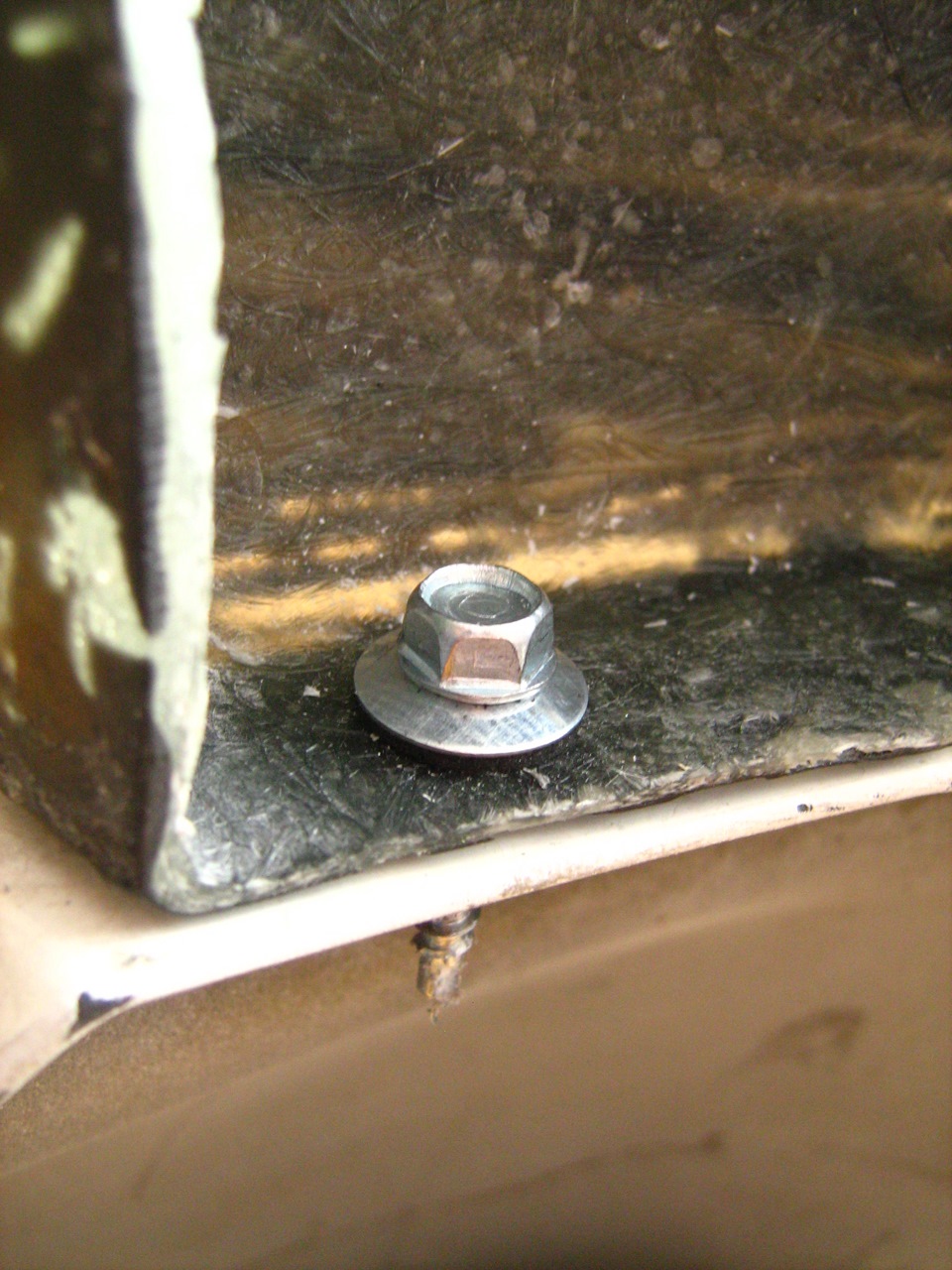 Сначала отмечаем и делаем отверстие сверлом с краю на самой губе, далее прикладываем и отмечаем, сверлим бампер, прикручиваем первый саморез — Mitsubishi Colt V