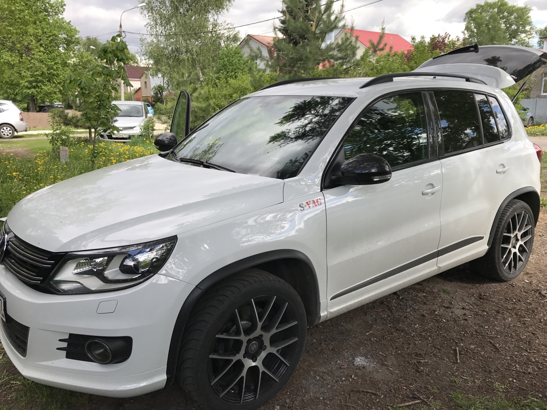 Тигуан снять. Tiguan 2 антихром. Антихром Тигуан 1. Антихром Тигуан 1 белый. Антихром Тигуан 2013.