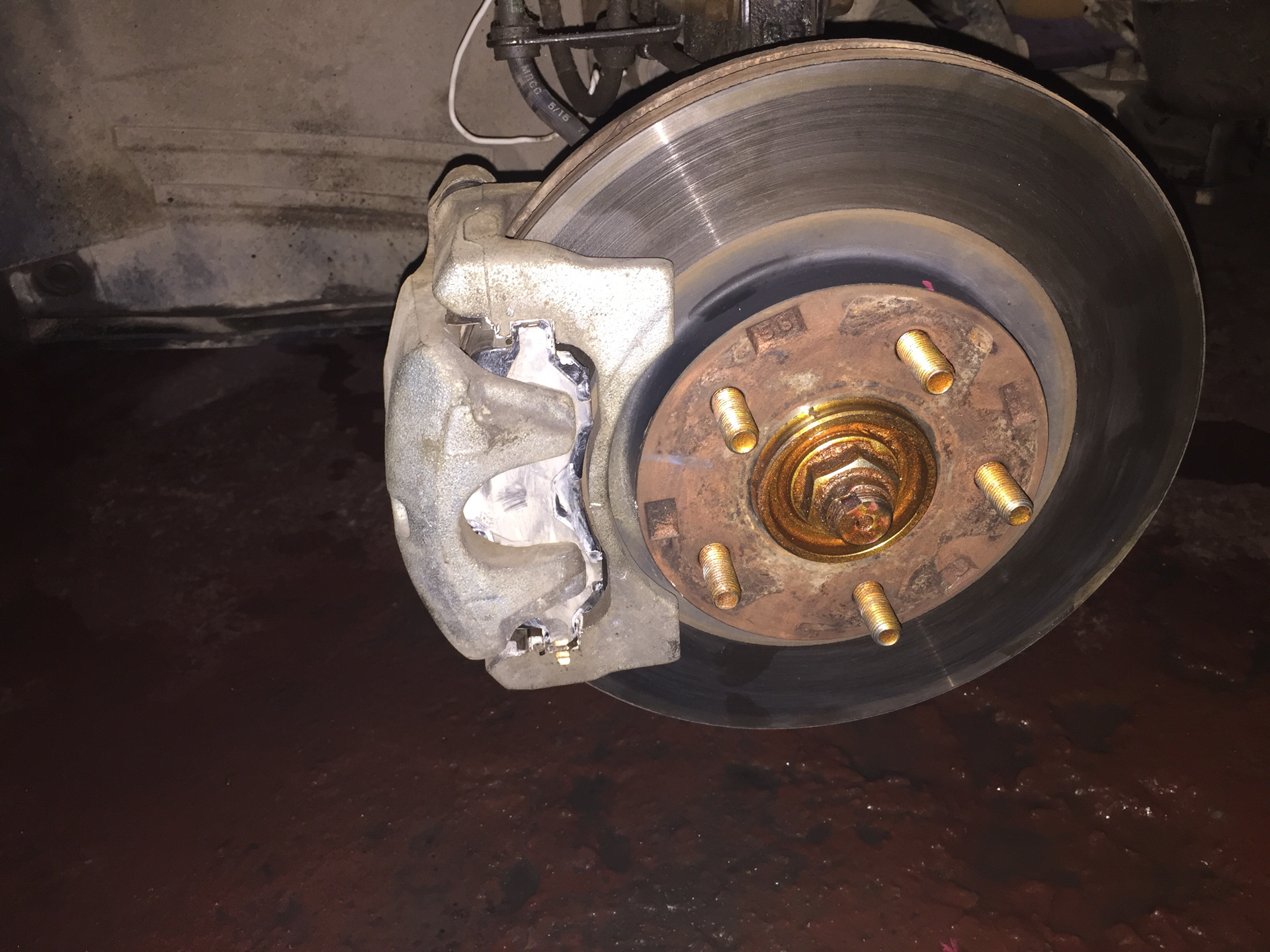 чистка канавок на суппорте. чистка суппортов. ржавчина на суппортах. смазки суппорта 1610 впм авто. приспособление для чистки суппортов.