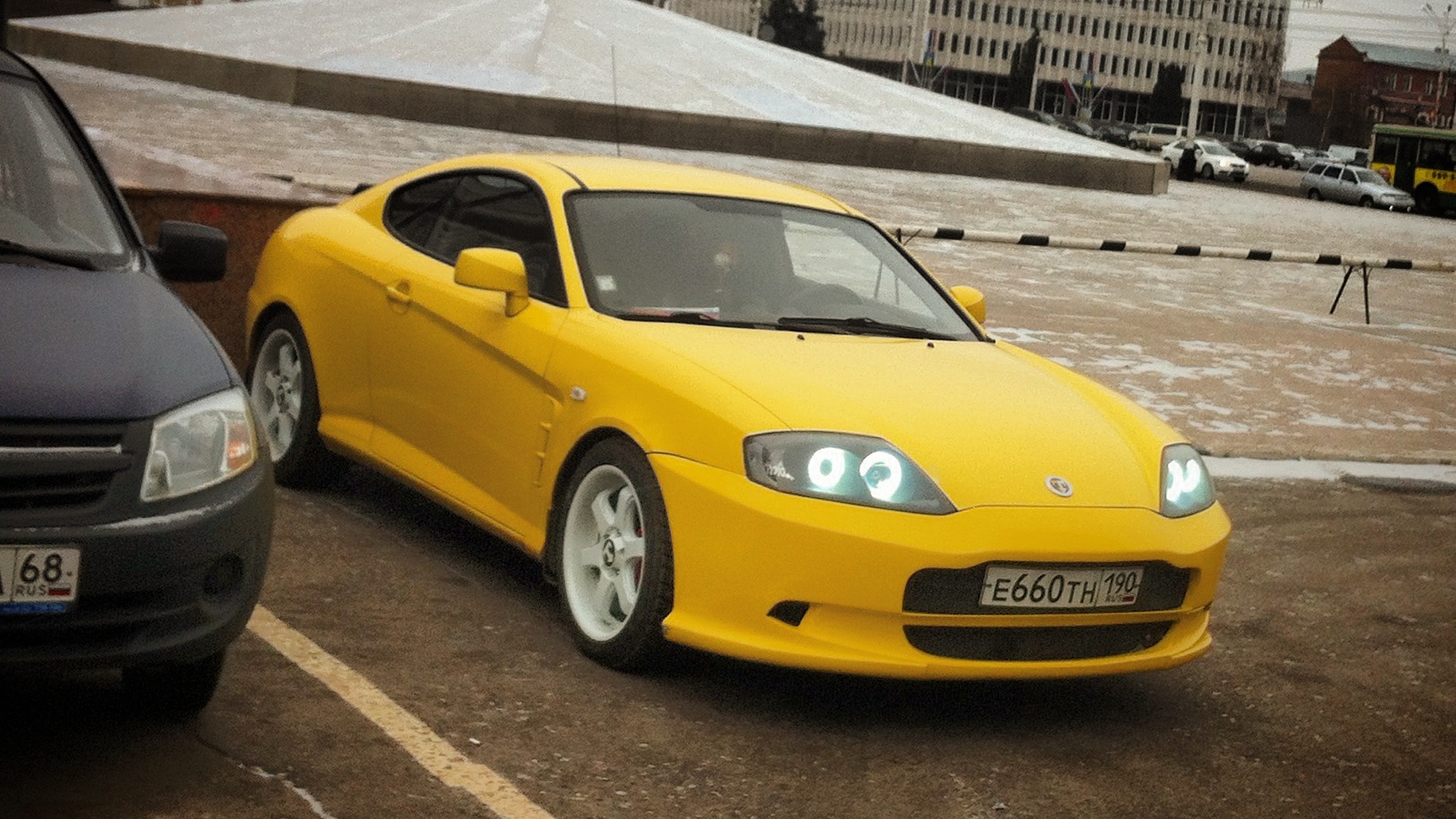 Вторая желтая. Hyundai Coupe 2005 желтый. Hyundai Coupe 2.0 желтый. Hyundai Coupe желтый. Желтый Хендай купе 2005.