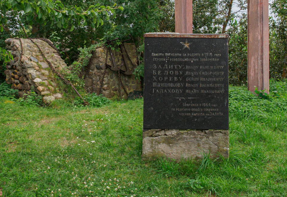 Каменная плита около памятника — Renault Logan Stepway. Запчасти на фото: B1964