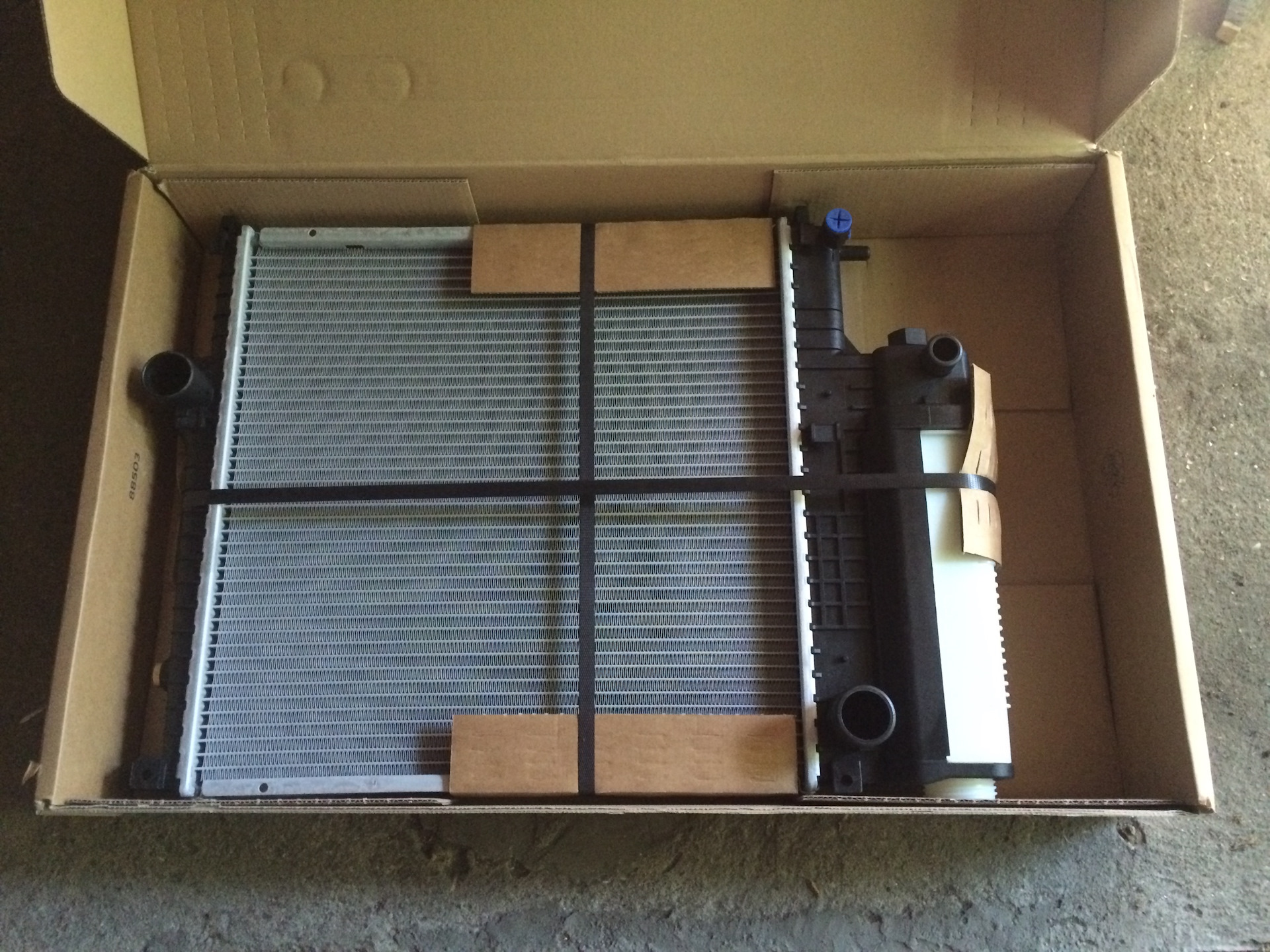 Потек радиатор охлаждения, пора менять. — BMW 3 series (E36), 2 л, 1996 ...