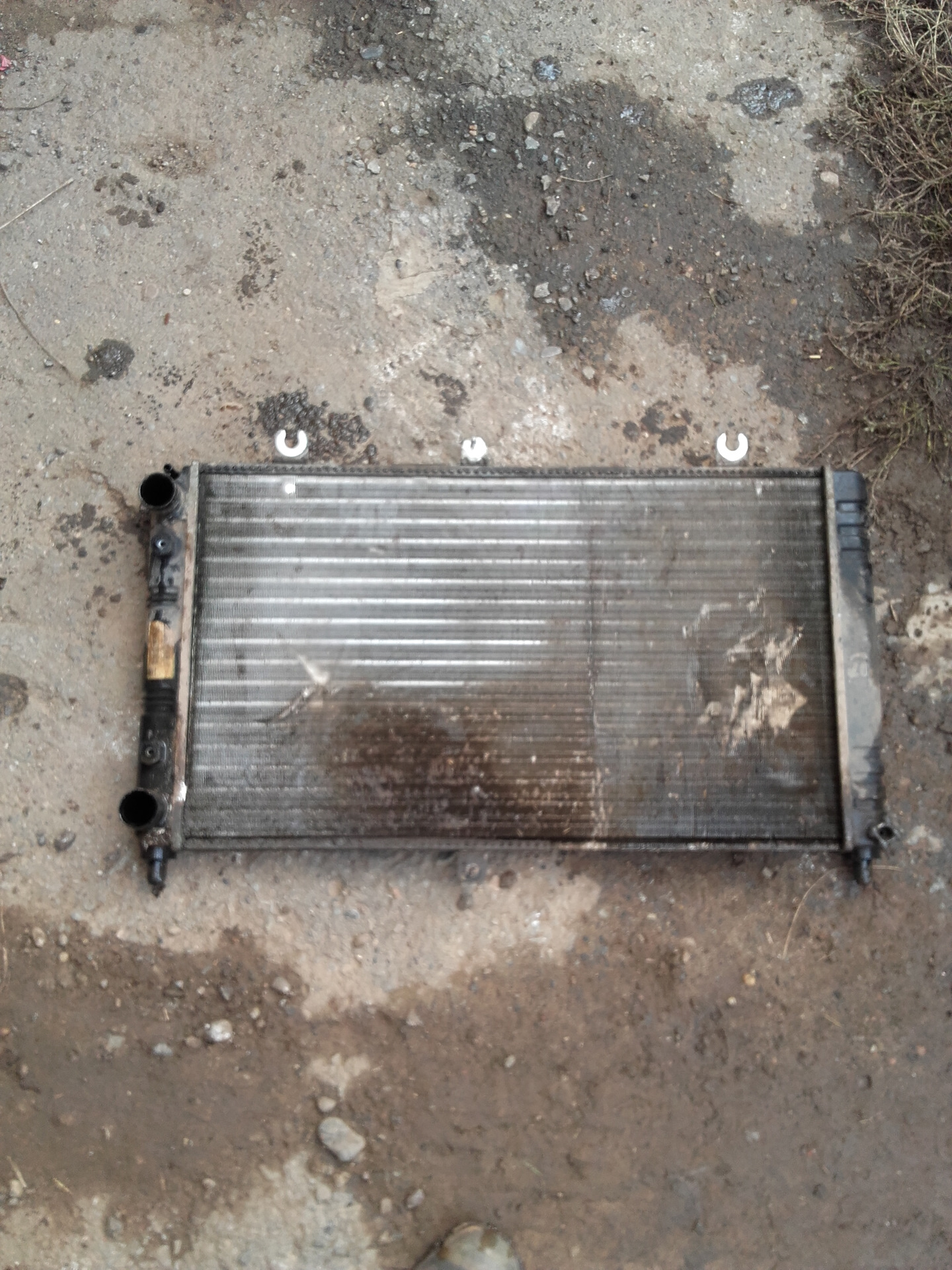 Мокрое пятно на радиаторе кондиционера. Течет радиатор приора. U0479303000 радиатор приора. Приора потек радиатор охлаждения. Сверху радиатора охлаждения антифриз.