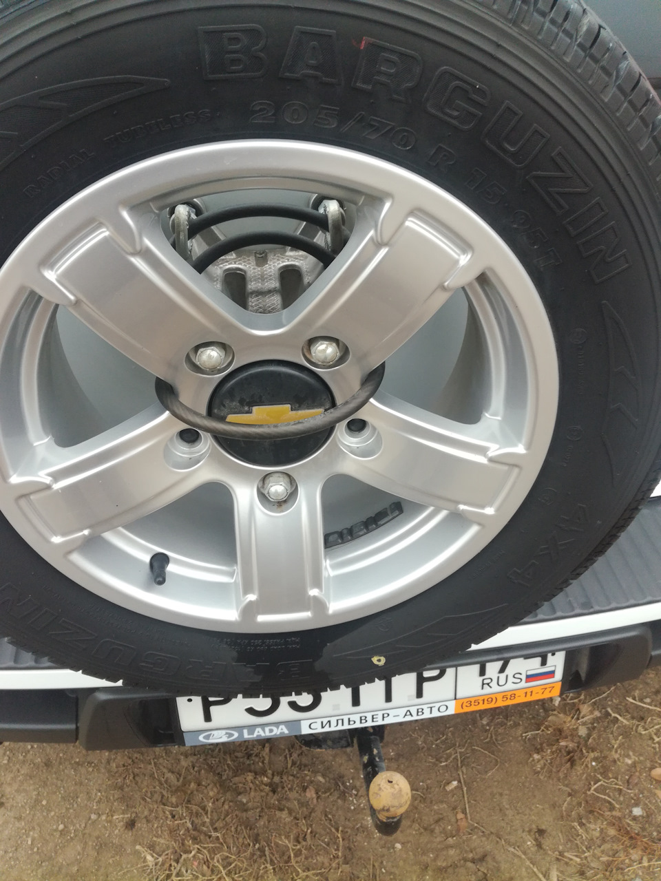 Крепление запасного колеса с замком — Chevrolet Niva GLX, 1,7 л, 2016 .