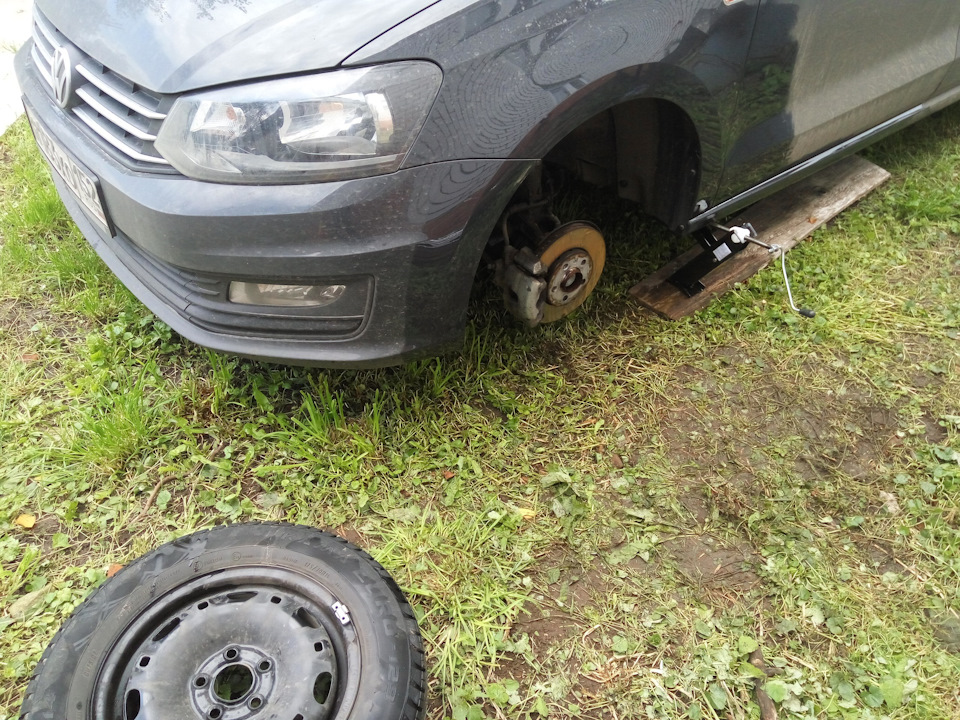 Виброизоляция пластиковых подкрылок. — Volkswagen Polo Sedan, 1,6 л ...