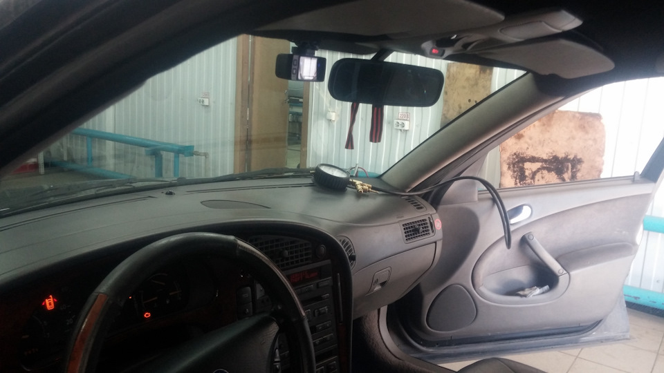 Прибор подсоединили к топливной рампе. Там, оказывается, есть штуцер. И поехали вжаривать. — Saab 9-5 (1G)