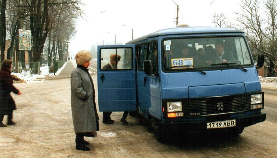 Левый автобус. Автобусы Пежо 1990 года. Львов 90х. 1960 Автобусы Пежо. Львов в 90е.