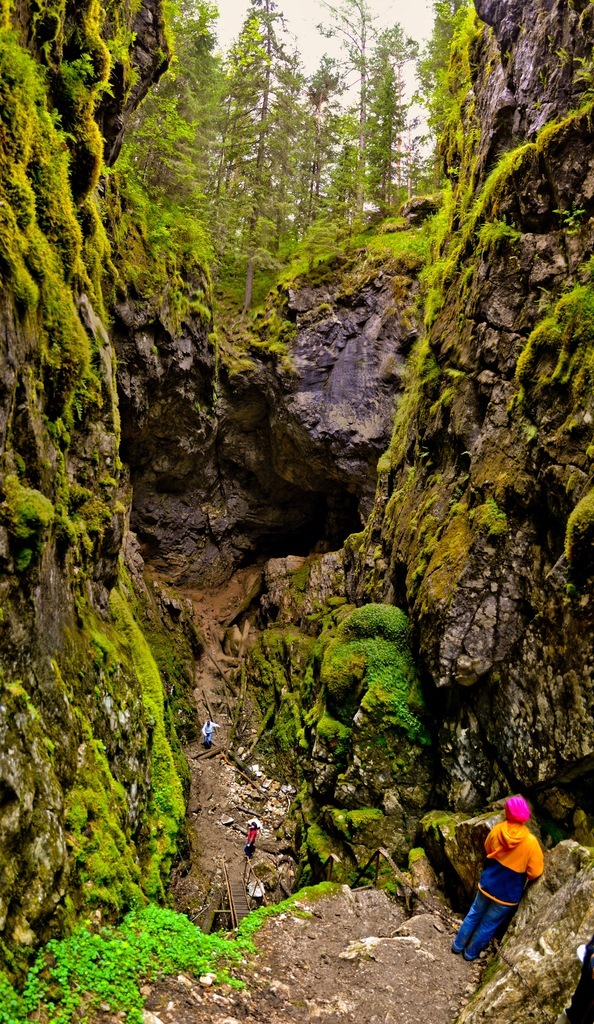 большой карстовый провал оленьи ручьи. большая карстовая воронка, оленьи ручьи. парк оленьи ручьи свердловская область. оленьи ручьи природный парк. пещера большой провал оленьи ручьи.