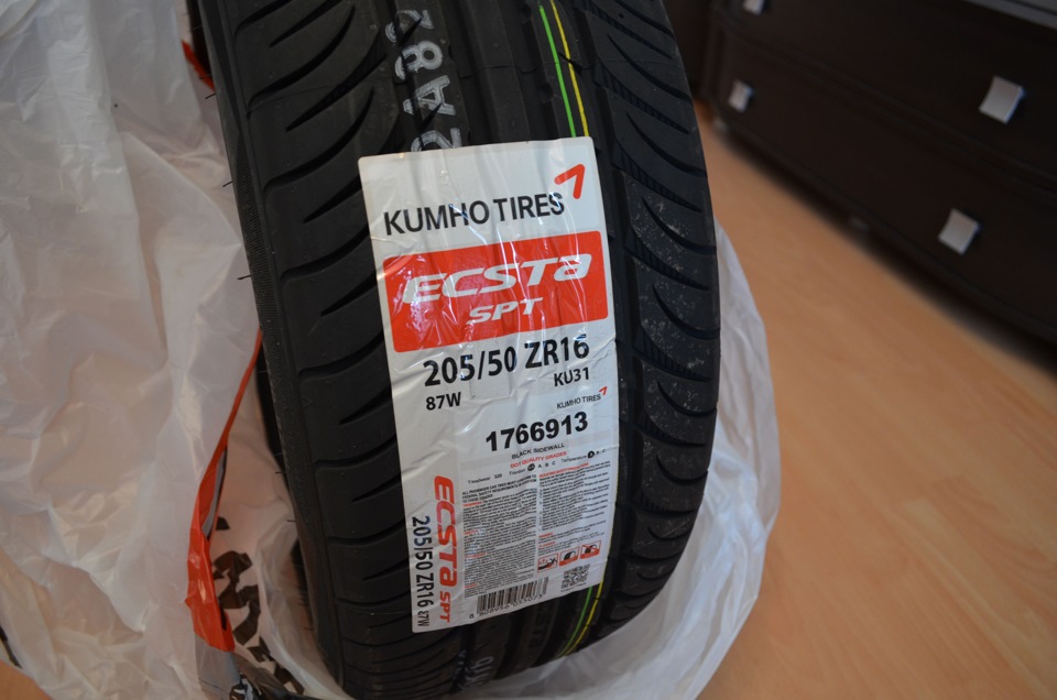 Racing Wheels Classic H-459 R16 и KUMHO ECSTA SPT KU-31 205/50 R16 ...