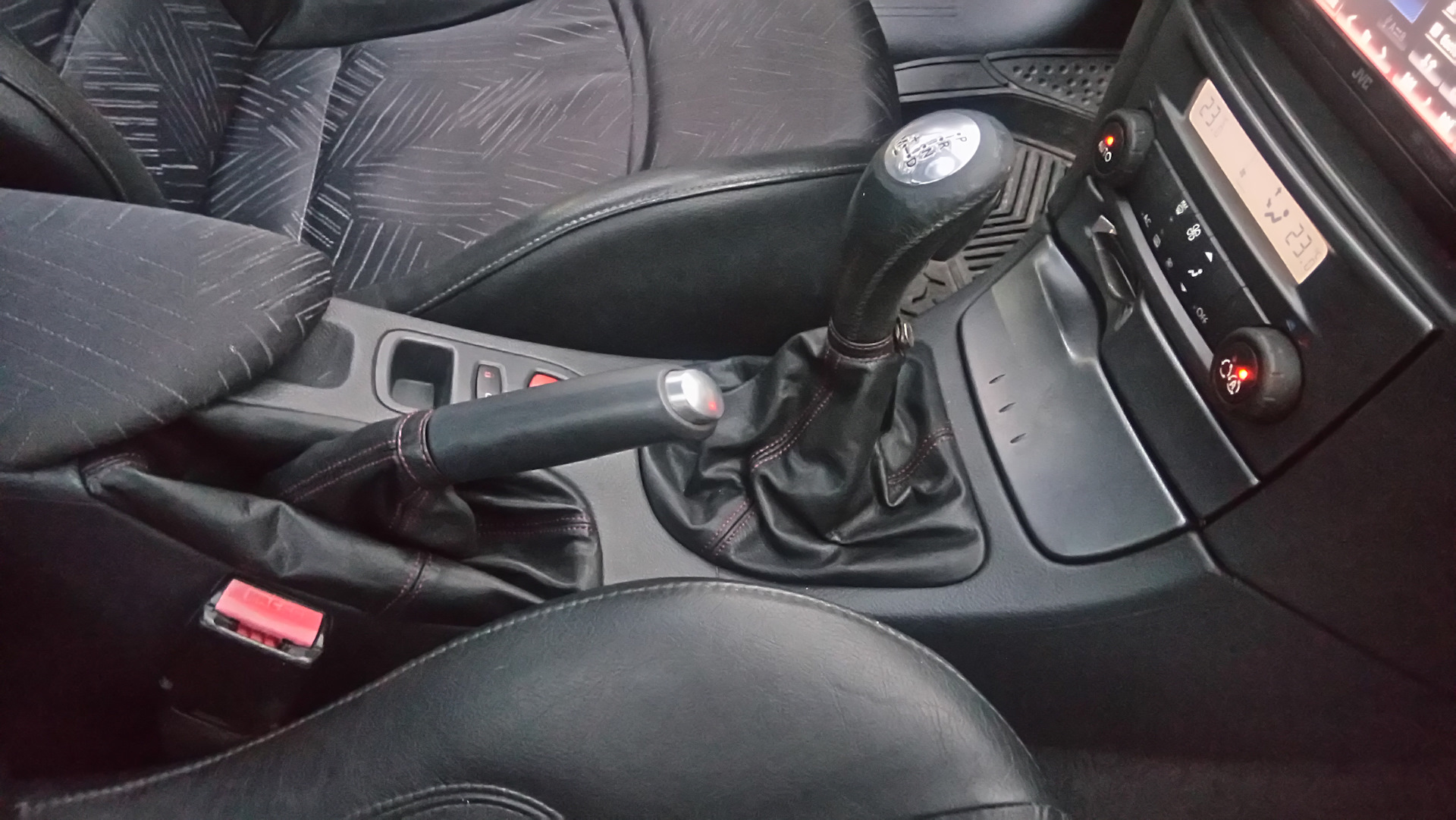 Ручка акпп renault laguna 2. Логан 1 рычаг мкпп. Как заменить чехол рычага кпп на рено символ 2005. Рычаг акпп рено логан 2017. Рено логан коробка автомат.