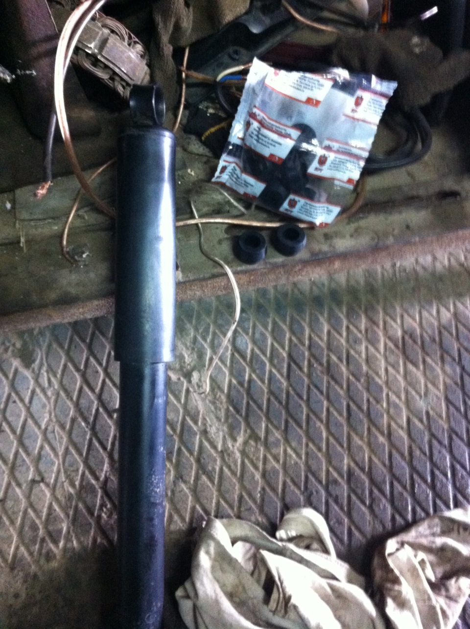 Замена резинок на задних амортизаторах — Lada 21074, 1,6 л, 2006 года ...