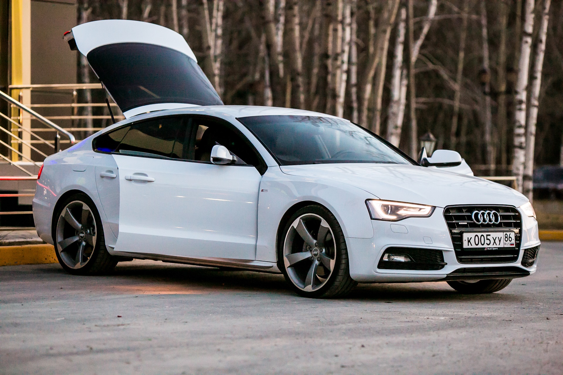 Белая Audi a7 r20