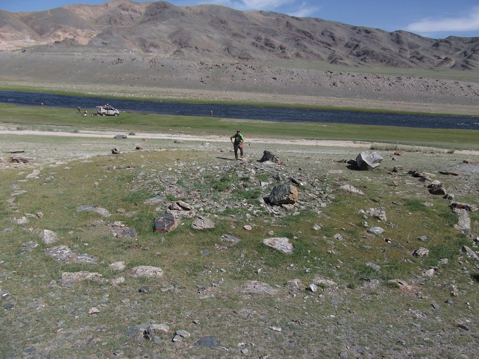 Курган чингисхана. Курган аржан 2 в туве. Археология монголии. Могильные курганы в монголии. Курганы в монголии.