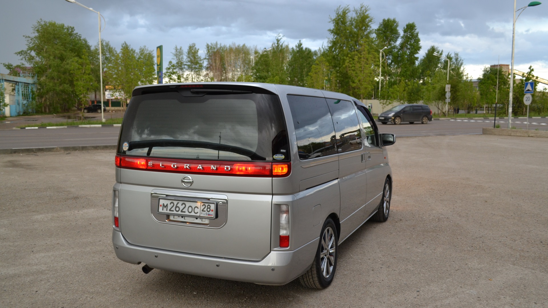 Nissan Elgrand 2003