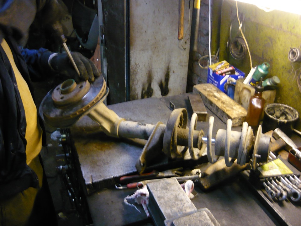 снимаем тормозной диск…выбиваем старый подшипник — Daewoo Nexia (2G)