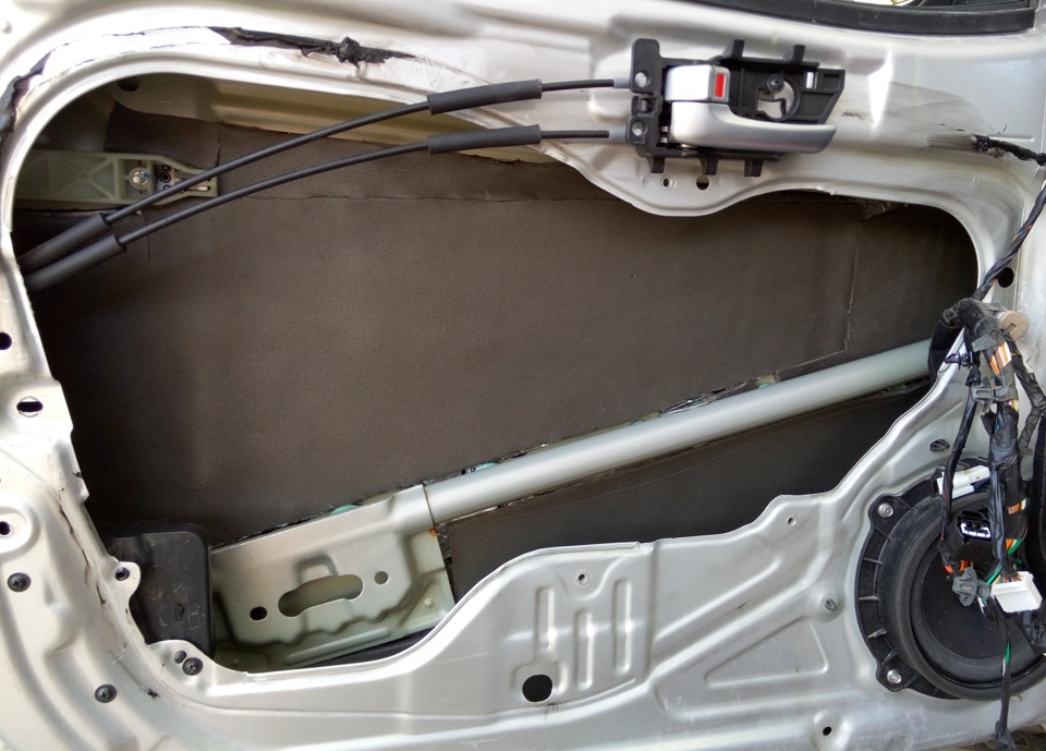 Дверь церато 4 поколения. Дверь церато 4 поколения. Усилитель задней двери kia rio 3. Проем задней двери церато 2. Шумоизоляция дверей церато 3.