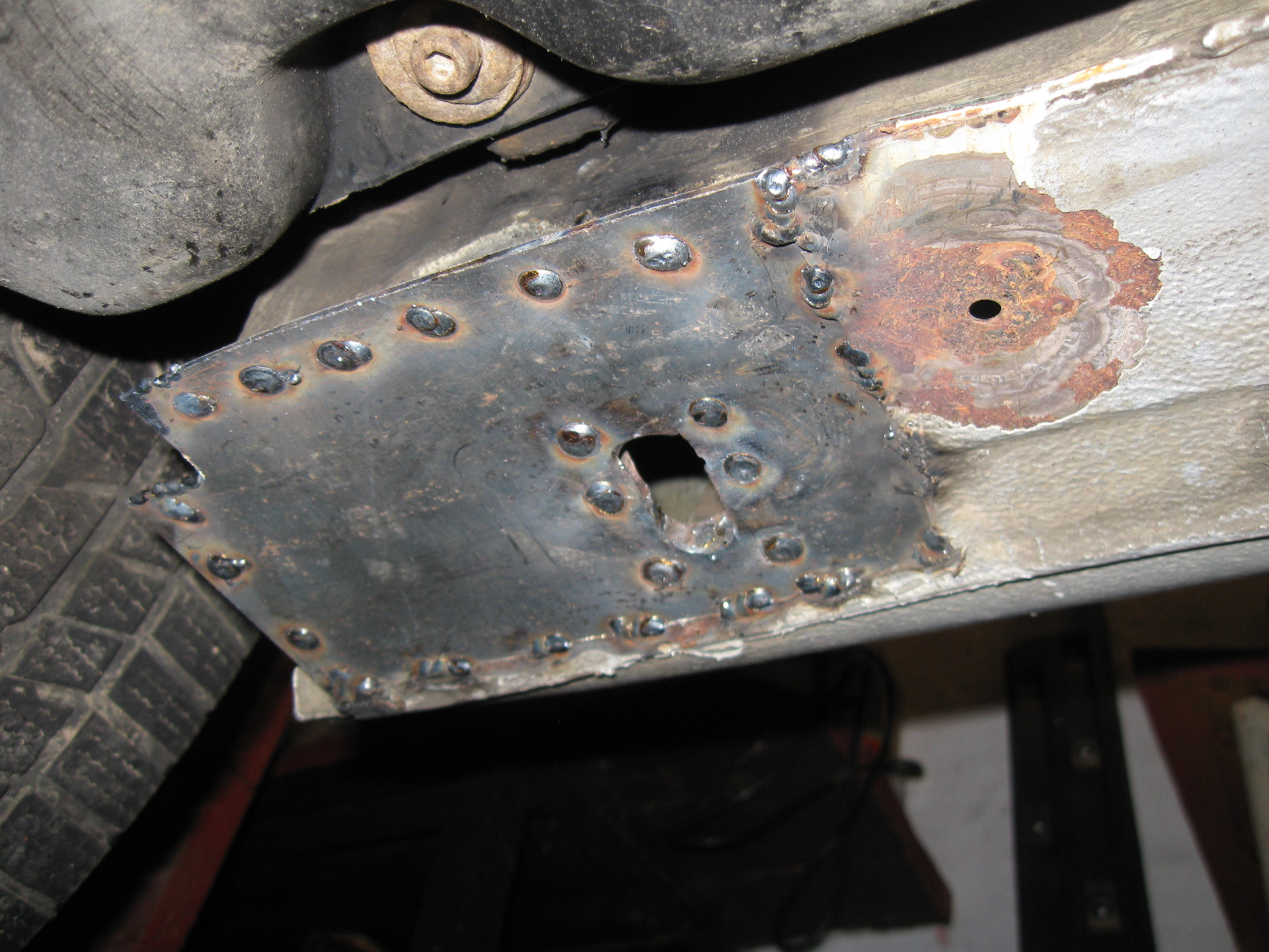 Поддомкратник е39. BMW e39 поддомкратники. Задние поддомкратники е39. Поддомкратник е39 задний. БМВ е39 поддомкратники порогов.