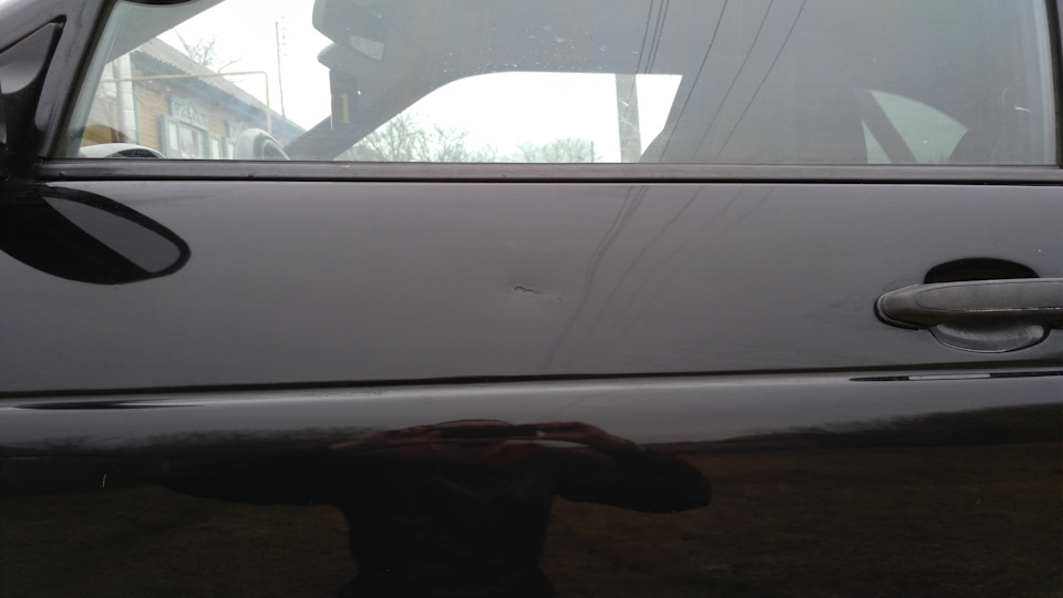 Вмятинка на водительской двери — Lada 112 Coupe