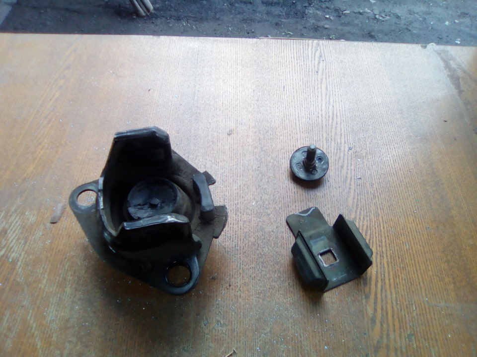 Заменили верхнюю подушку ДВС. — Renault Scenic RX4, 2 л, 2002 года ...