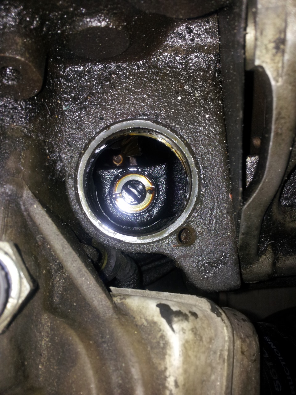 Отверстие в которое вставлен сам трамблер. — Audi 100 (C4)