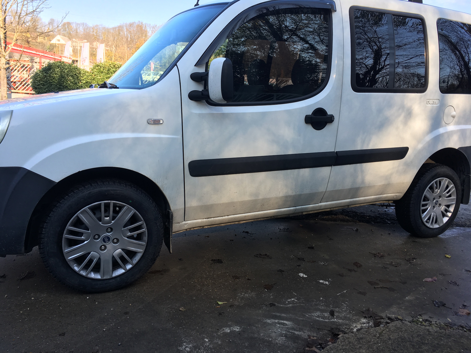 Фиат добло 1.3 дизель. Fiat Doblo тонировка съемная. Фиат Добло 2014 1.6 турбо дизель шоколад.