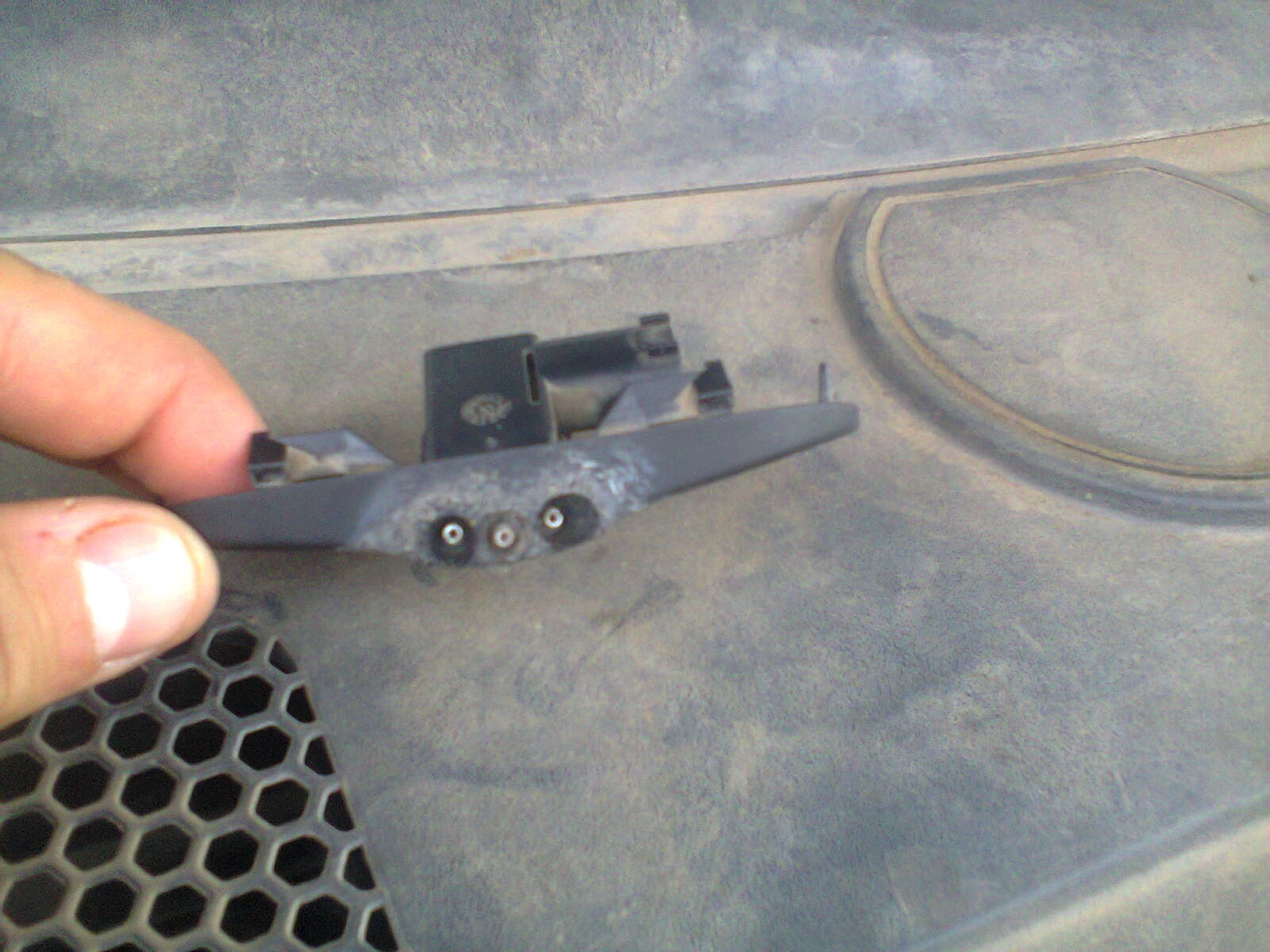 Средство для промывка форсунки омывателя лобового стекла. Быстросъем форсунки омывателя поло. Форсунки стеклоомывателя фокус 2. Как почистить форсунки стеклоомывателя. Volkswagen polo 2014 г.