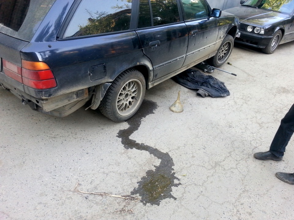 В следствии чего вода сливалась как-то так, при большом дожде/мойке лилась в салон и все равно оставалась в пороге — BMW 5 series Touring (E34)