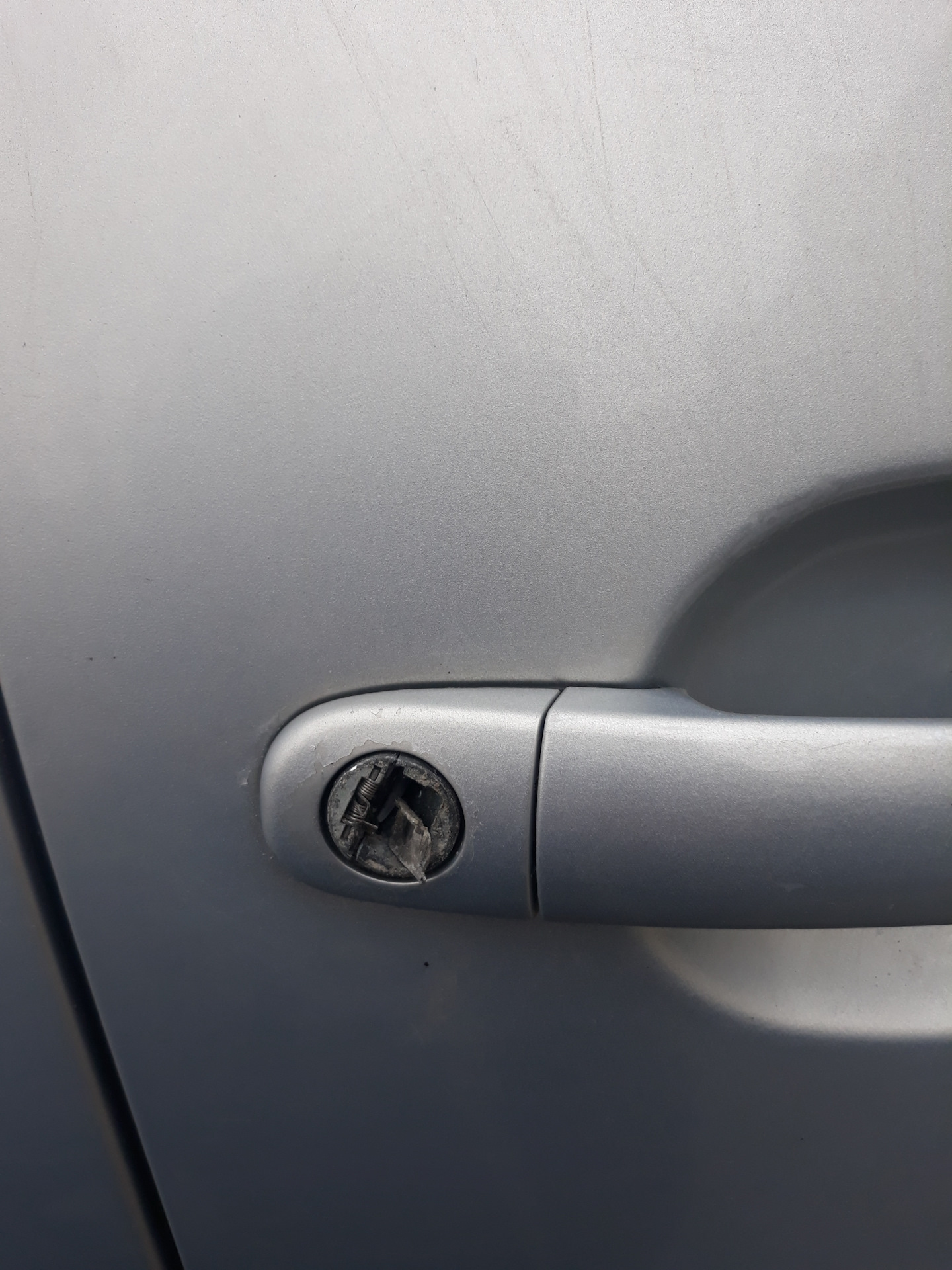 Вскрыть фольксваген. Passat b6 заглушка личинки ручки. Вскрытие замка фольксваген гольф 6. Вскрыть фольксваген. Как открыть фольксваген пассат б6 без ключа.