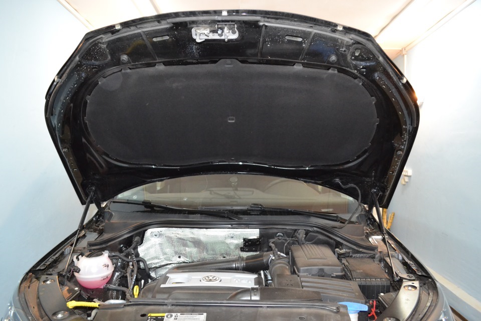 Резинка под капотом. — Volkswagen Tiguan (1G), 2 л, 2014 года | своими ...