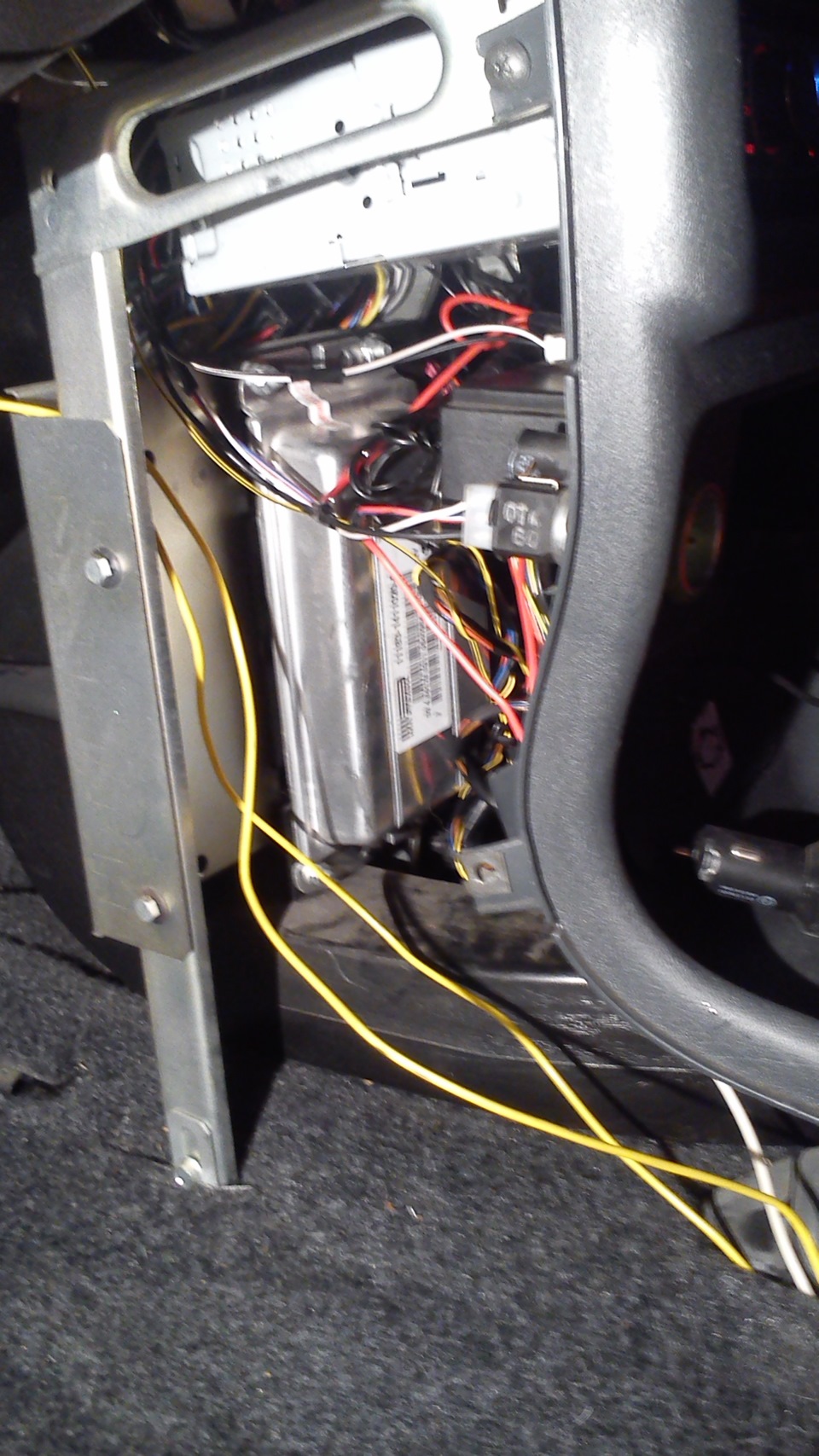 Кнопка крышки багажника и пневмогидравлические упоры — Lada 2115, 1,6 л ...