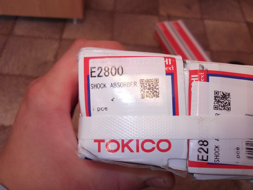Аморты от паджеро на ниву. 7947c3as 960. Аморты от паджеро на ниву фото. Аморты от паджеро на ниву-7947c3as 960. картинка Аморты от паджеро на ниву. картинка 7947c3as 960. Кто давно следит за БЖ моей Нивы, знают что буквально через 3-4 месяца как только я приобрёл Ниву, я модернизировал ее подвеску, так как штатная кардинально не устраивала, в первую очередь амортизаторы — слишком мягкие, в совокупности с короткой базой — это ужасное поведение на пересеченке и грунтовке, большие крены в поворотах и пресловутое нивовское козление на поперечных неровностях. Ну и хотелось так же побольше ходов подвески.Взамен штатных были установлены японские (но производства Тайвань) газо-масленые амортизаторы "Токико" от Мицубиси Паджеро-2, которые сейчас уже знакомы очень многим Нивоводам и Шнивоводам.Данные амортизаторы имеют следующую разницу со штатными:Передние (артикул Е 3560) на 4.5 длиннее в вытянутом положении и на 1.5 см длиннее в сжатомЗадние (артикул Е 2800) длиннее на 6.5 и 2.5 см соответственно.Ну и понятное дело они жёстче практически в 2 раза.Не буду описывать ощущения в разнице поведения машины, ее управляемости — все это было подробно описано ранее в других записях, скажу только что повеление изменилось кардинально в лучшую сторону. Естественно при этом стало намного жёстче ехать, но для меня это не столь важно.Из за разницы в длине амортизаторов под них был сделан первоначально лёгкий лифт подвески: спереди это 214-е пружины взамен штатных 21-х (+1.5 см), сзади это резиновые проставки (+3 см).Спустя полгода стало ясно что такого лифта недостаточно, так как спереди 2 раза вырывало домики амортов, так как их пробивало на сжатии подвески, а сзади на диагоналках пружины вываливались со своих посадочных мест. В итоге был сделан полноценный, комплексный лифт подвески, который в общей сложности спереди составил 6 см, сзади 5 см. От всех описанных выше проблем избавился, езду уже шестой год с этими амортизаторами, из них 5 лет после полноценного лифта. На данный момент аморты прошли уже 50 тыс км — полет отличный! К слову штатные новые аморты, которые прошлый хозяин поменял перед продажей, прошли у меня, при моем стиле пилотирования меньше 10 тыс км — потекли все 4.Но в отличии от передних полиуретановых простачок над пружинами, сзади дополнительные 2 см были добавлены бутербродом из старых проставок и двумя вырезанными из очень жёсткой резина кольцами по 1 см. Со временем весь этот бутерброд колхозный перекосило, резина неравномерно сплющилась и на данный момент у меня сзади пружины стоят криво, об них постоянно задевает отбойник и лифт составляет не более 4 см.Чтобы избавиться от этого колхоза, были заказаны и недавно получены полиуретановые проставки 5 см, в том же самом интернет магазине где заказывал передние. Надеюсь благодаря им выровню в нормальное положение пружины и снова приподниму немного заднюю часть кузова, что будет очень кстати под купленные недавно 29-е грязевые колеса.Ну и наконец собственно про амортизаторы…Хотя я и люблю жёсткую подвеску (на всех машинах кроме Рио она у меня была гораздо жестче штатной), но все равно, из за очень лёгкой задницы Нивы — газо масленые Паджеро аморты оказались все же через чур жёсткие! Взамен им недавно пришли точно такие же Паджеро аморты Токико, но чисто масленые (артикул 2800, без буквы "Е" в начале).В ближайшее время аморты и проставки будут установлены, так же дополнительно подогнуты задние края задних арок, ну и проведены мелкие ремонтные работы в виде замены вышедшего из строя тросика спидометра и прогоревшей прокладки коллектора. Ну а там, уже совсем скоро будет пост об установке 29-х грязевых тапок и первые их тесты в весеннем черноземе…